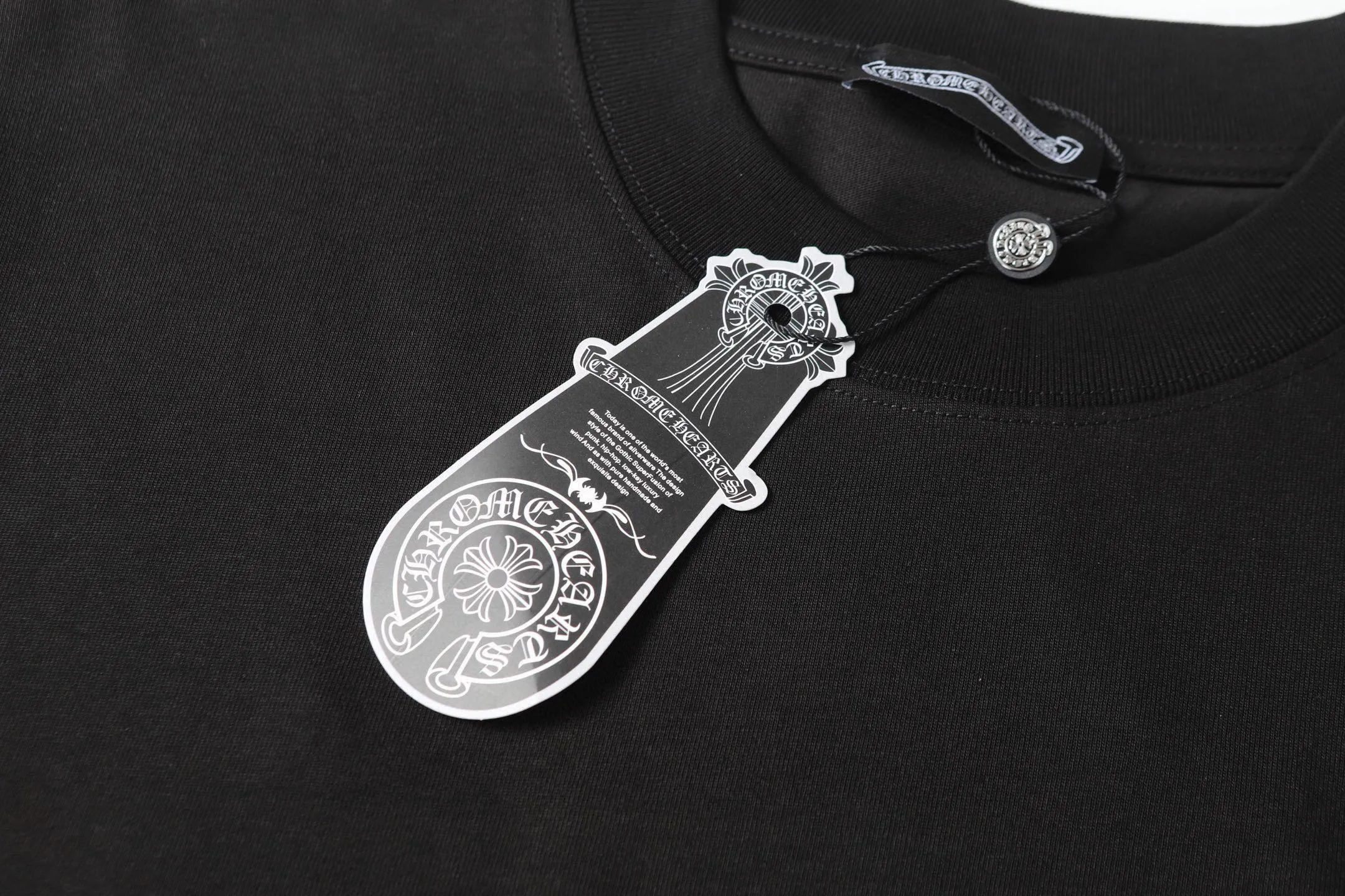 🅿️180 Chrome hearte/Chrome heart ch 25ss early spring new cross foam short sleeves. A must-have item for daily commuting for men and women in light luxury. The correct version is welcome to compare. Detailed features ·280 grams of 100% cotton double yarn jersey fabric ·Special thickened 32 pieces of double-strand 1x1 thread in the same cylinder ·Double-needle stitching process ·Original main mark washed hangtag COLOUR: black white SIZE: s xl